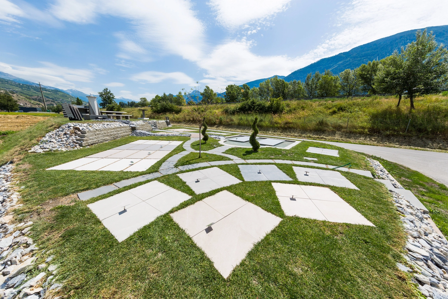 exposition extérieure de dalles et pierres naturelles chez Millius Groupe en Valais, visitable toute l'année