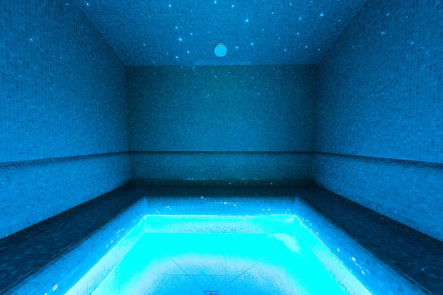 Travaux d'imperméabilisation et pose de carrelage dans un hammam selon les normes SIA par Millius Groupe en Valais