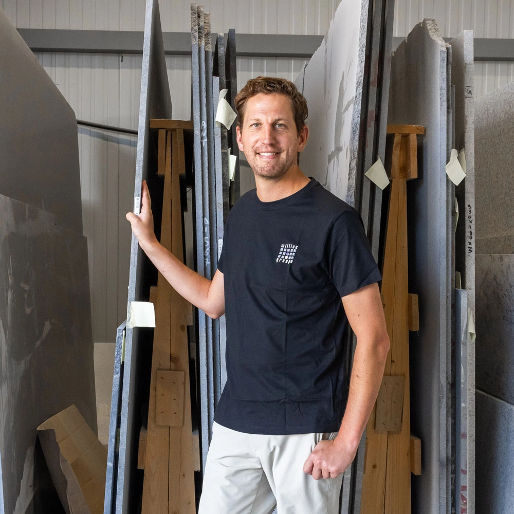 Portrait de Joël Millius, directeur général de Millius Groupe, leader en carrelage, rénovation et assainissement en Valais