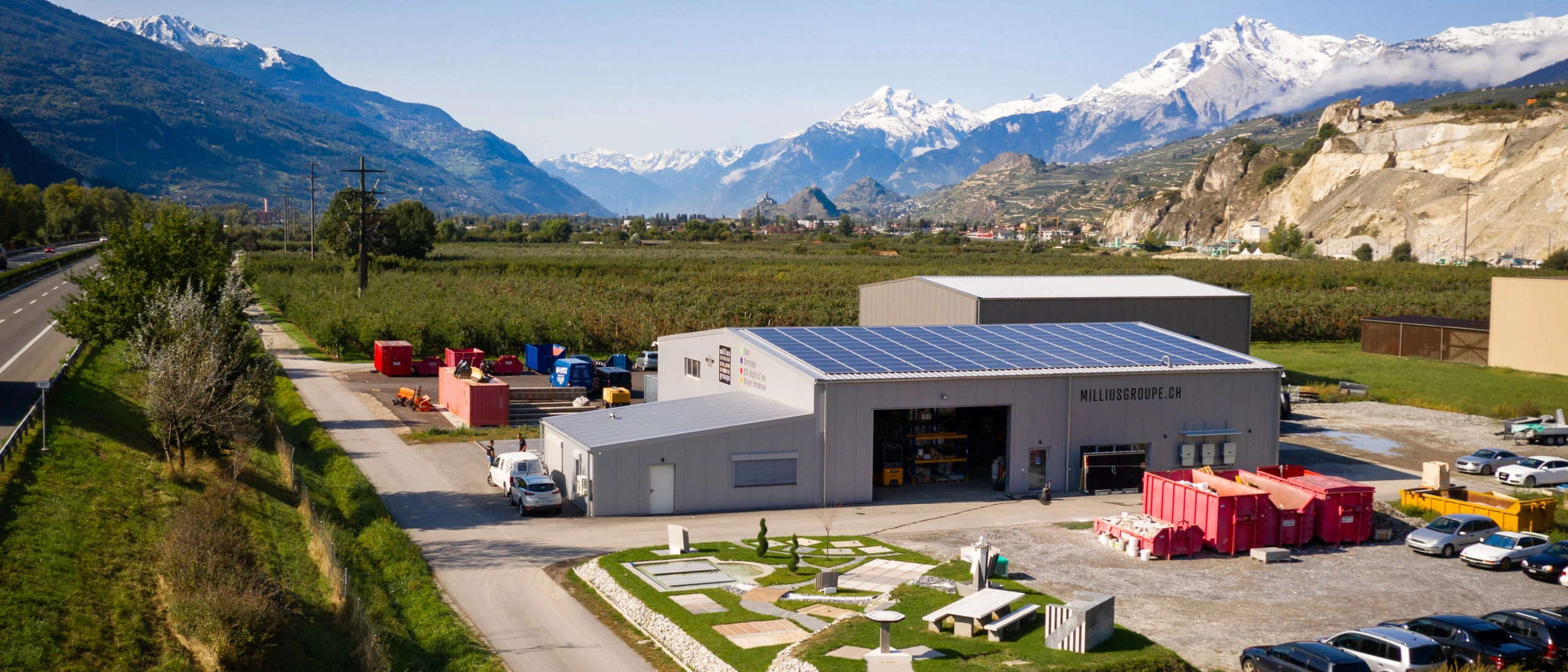 Vue aérienne par drone du siège social de Millius Groupe à Saint-Léonard en Valais