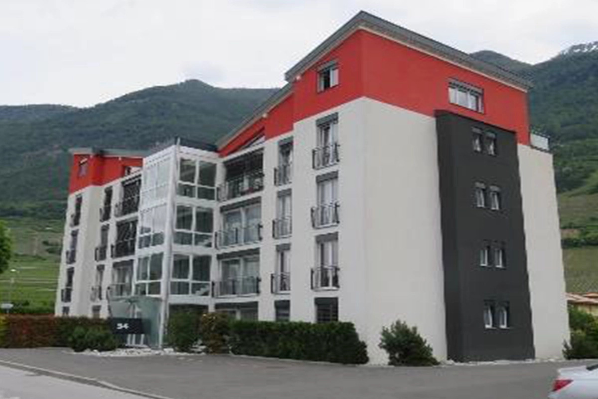 Pose de carrelage intérieur et extérieur pour un immeuble en PPE de 12 appartements à Chamoson par Millius Groupe.