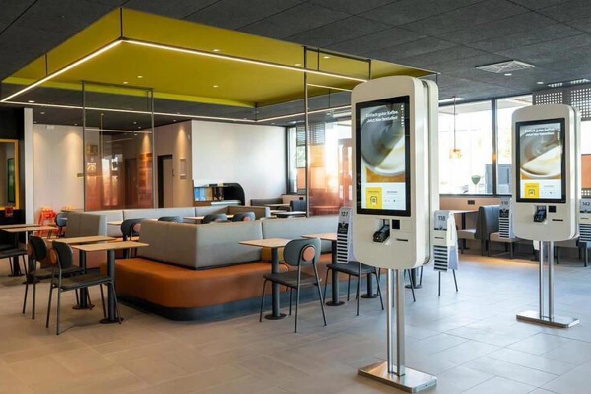 Travaux de construction du restaurant McDonald’s à la sortie d'autoroute de Martigny par Millius Groupe.