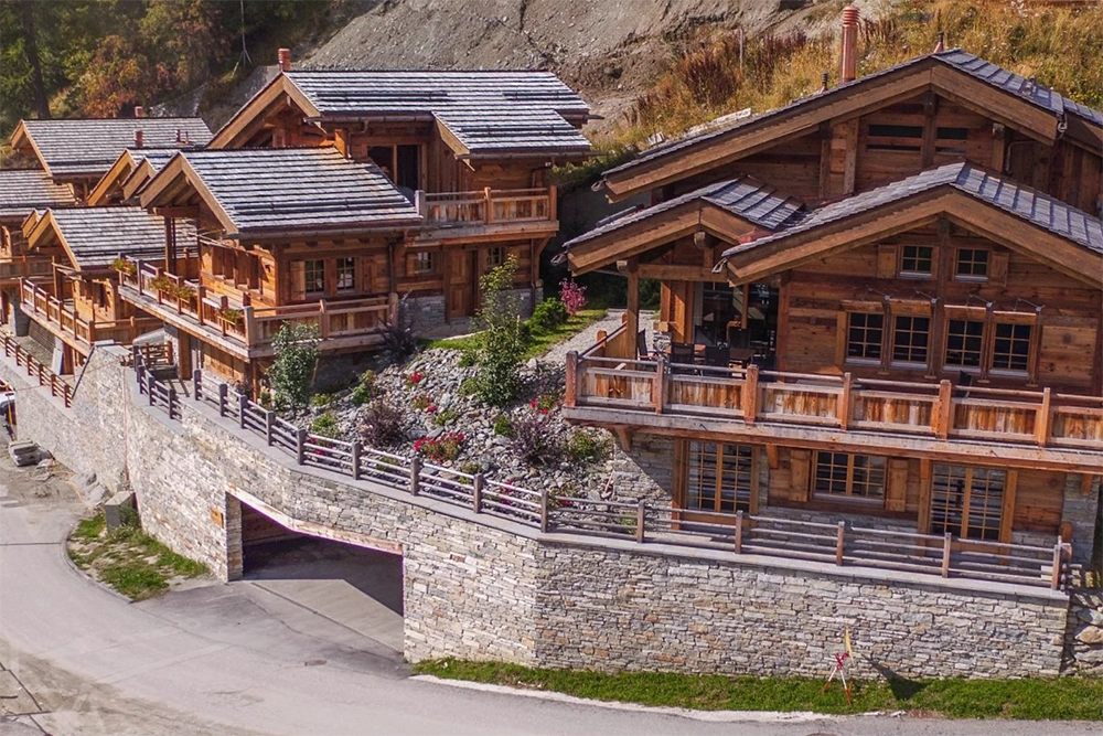 Aménagement intérieur et finitions de haut standing aux Chalets d'Adélaïde à Grimentz par Millius Groupe.