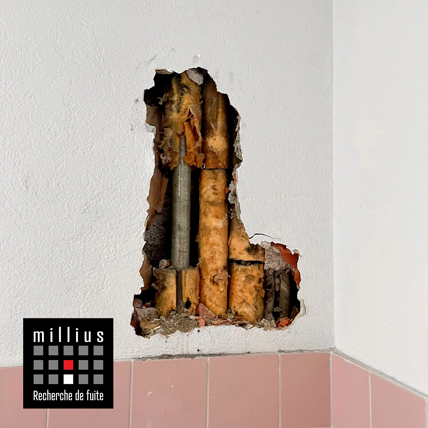 Localisation et ouverture technique d'un mur pour réparer une fuite sur un tuyau de canalisation encastré