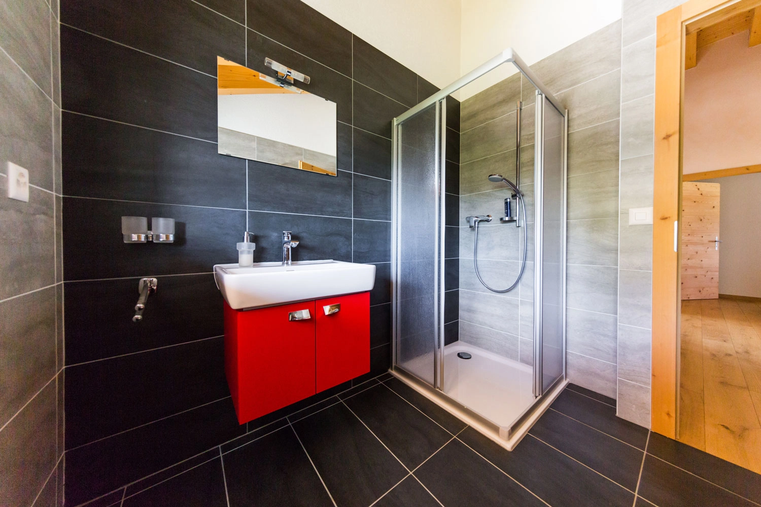 Rénovation complète et remise en état d'une salle de bain après un dégât des eaux par Millius Groupe en Valais