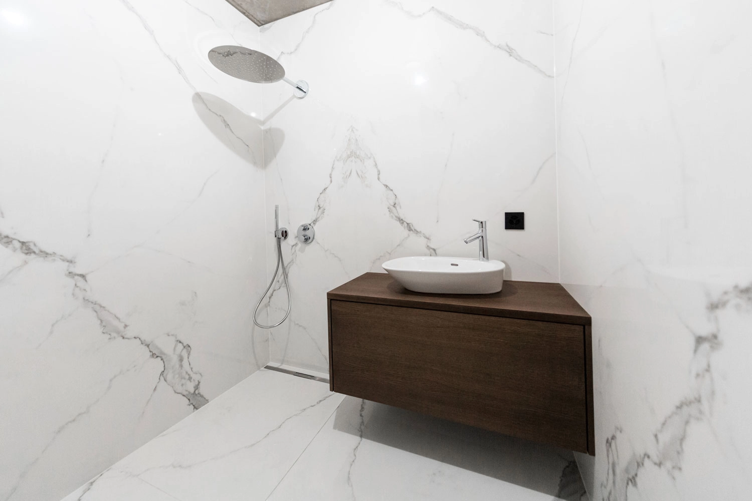 Réalisation d'une salle de bain moderne blanche en carrelage grand format par Millius Groupe en Valais