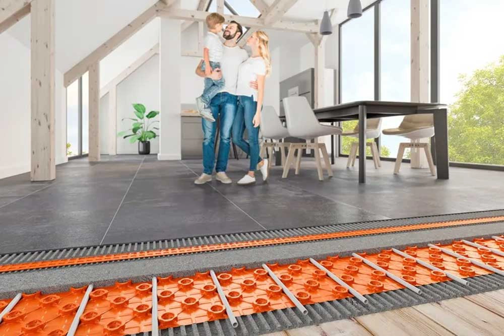 Pose en coupe du système de chauffage au sol mince Schlüter-BEKOTEC-THERM dans le salon d'une villa en Valais par Millius Systems