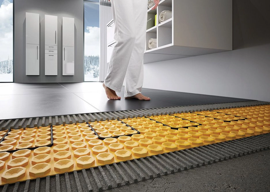 Pose du système de chauffage au sol mince Schlüter-BEKOTEC-THERM dans une salle de bain en rénovation par Millius Systems en Valais